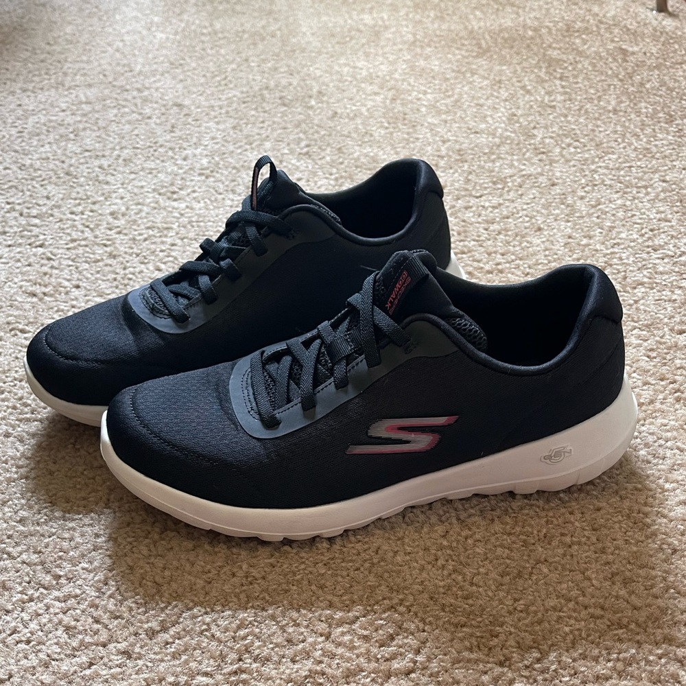 Sketchers air cooled go walk goga mat shoes. Size 9